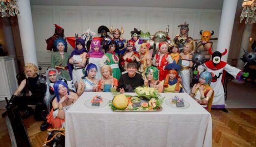 お誕生日パーティーでドスケベコスプレイヤーに囲まれて堀井さんもニッコニコ。なぜかクラウドも参加